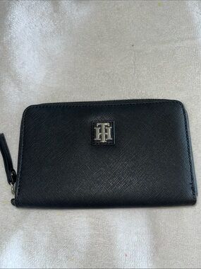 ♦️TOMMY HILFIGER Black Zip-Around Saffiano Wallet with TH Logo